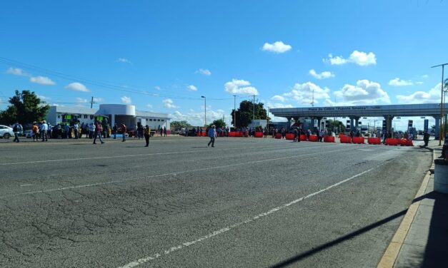 Productores bloquean por completo la caseta de Cuatro Caminos en Guasave.