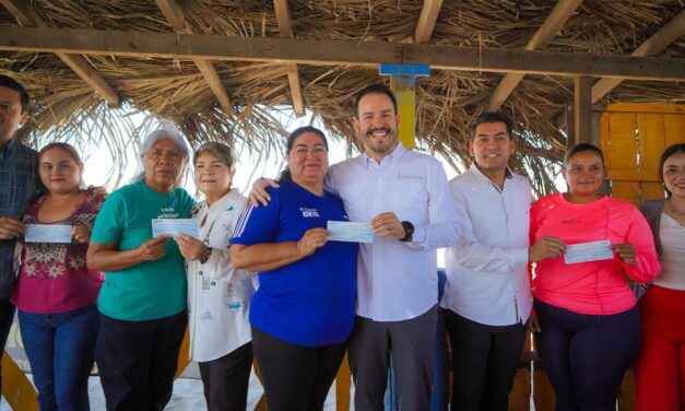 Cumple Rocha Moya: entregan apoyos económicos a restauranteros de Boca del Río durante construcción del nuevo puente.