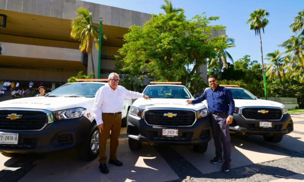 El gobernador Rubén Rocha refuerza la lucha contra el Dengue con entrega de 22 vehículos a la Secretaría de Salud de Sinaloa.