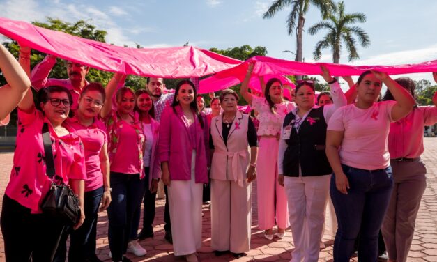 Con lazo rosa monumental y feria de salud, refuerzan prevención del cáncer de mama en Guasave