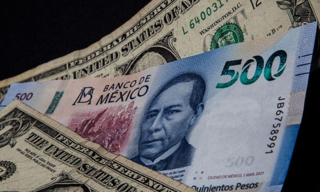 Dólar sube a 18.55 pesos: PIB de México se contrae y declaraciones de la Fed presionan al tipo de cambio