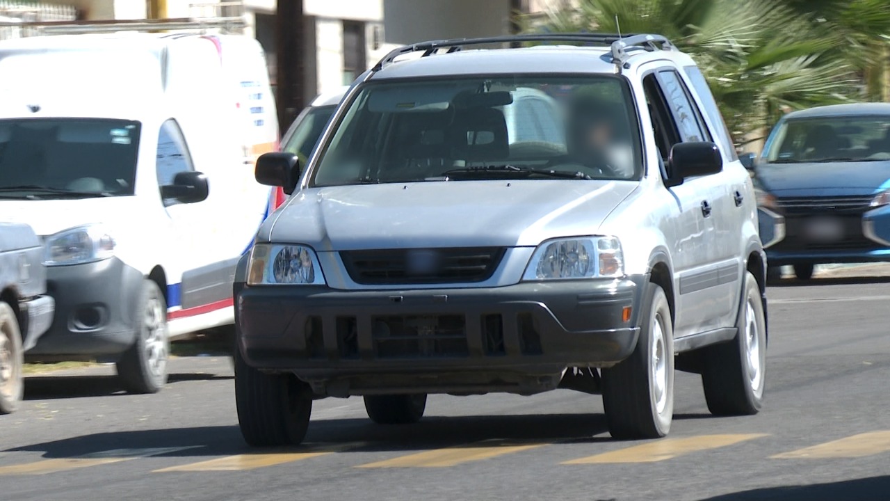 carro-circulando-sin-placas