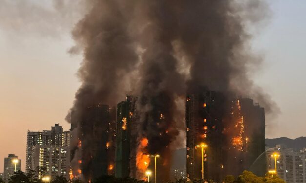 Incendio en complejo habitacional de Tai Po deja al menos 14 muertos y decenas de personas atrapadas