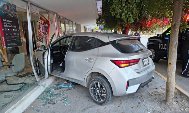 Camioneta se impacta contra un comercio en el cruce de Zaragoza y Cuauhtémoc