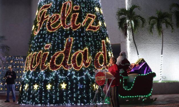 Guasave enciende la magia: Alcaldesa lidera el tradicional encendido del Árbol Navideño 2024