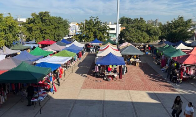 Instalan tianguis popular en explanada del PRI; participan 68 comerciantes