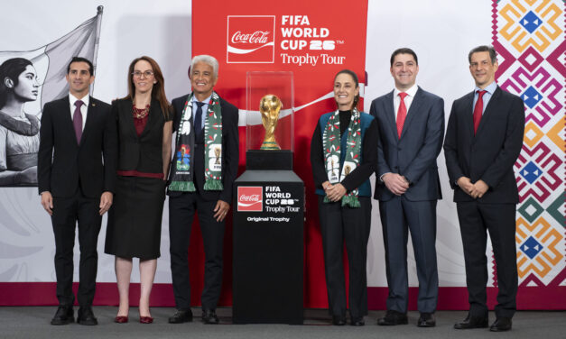 Sheinbaum presenta en Palacio Nacional el trofeo del Mundial 2026