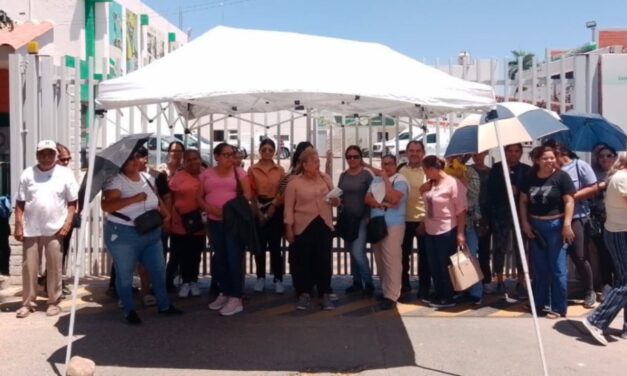 Guasavenses bloquean oficinas de CFE por recibos “impagables” de energía eléctrica