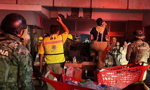 Guasave se suma a labores de apoyo en incendio de Plaza Fiesta Las Palmas en Los Mochis