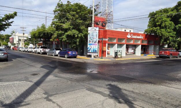 Derrame de grasa colapsa drenaje y obliga al cierre de calles en el centro de Guasave