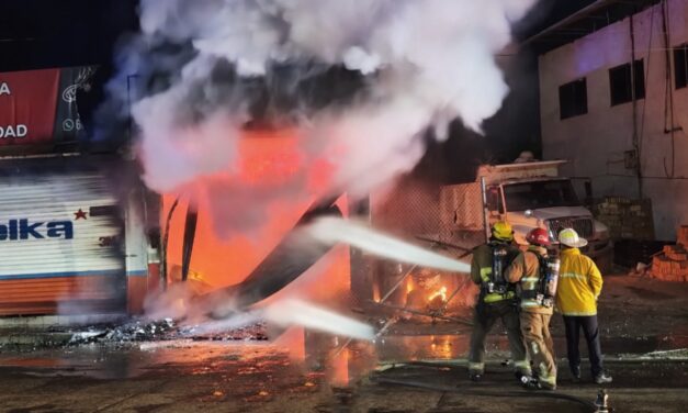 Incendio consume ferretería en la colonia Las Huertas; no reportan personas lesionadas