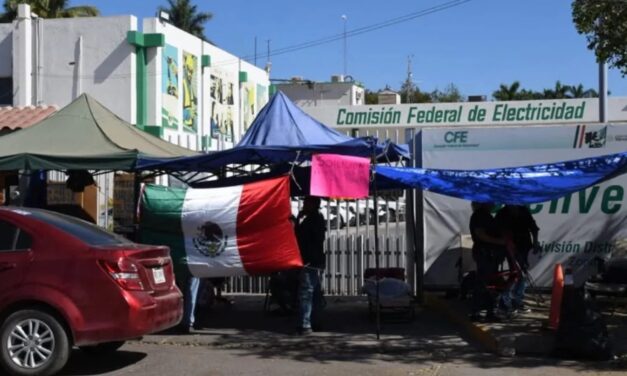 Cumple más de 24 horas bloqueo en oficinas de CFE; manifestantes denuncian presiones y mantienen protesta