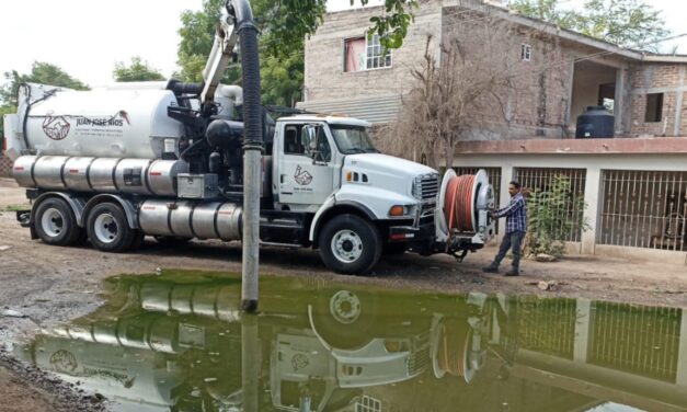 ATIENDEN FUGA DE AGUA Y PROYECTAN SOLUCIÓN DEFINITIVA EN LA CALLE 14 DE JUAN JOSÉ RÍOS