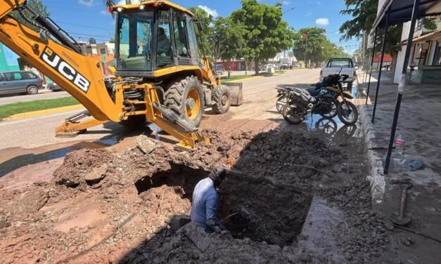 Reparan fugas en la red de agua potable de Juan José Ríos