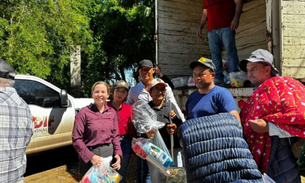 Entregan apoyos a familias afectadas por mareas altas en La Pitahaya y El Caracol